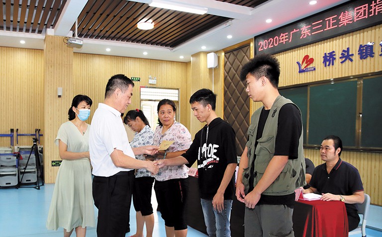 9月15日上午，我集團(tuán)在橋頭鎮(zhèn)第三小學(xué)舉行了2020年助學(xué)金發(fā)放儀式，助理總裁朱保當(dāng)代表我集團(tuán)向23名橋頭籍困難家庭大學(xué)生發(fā)放了17.8萬元助學(xué)金。這是我集團(tuán)連續(xù)第12年資助橋頭籍困難家庭大學(xué)生完成大