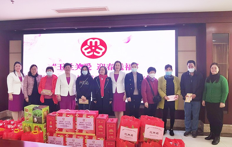 1月19日，東莞市婦聯(lián)及福利會組織開展了“玉蘭關(guān)愛、迎春送?！?022年春節(jié)慰問困難婦女兒童家庭”活動，集團(tuán)培訓(xùn)中心主任劉淑芬代表我集團(tuán)參加了本次活動，前往東莞市塘廈鎮(zhèn)、黃江鎮(zhèn)、樟木頭鎮(zhèn)，為17戶家